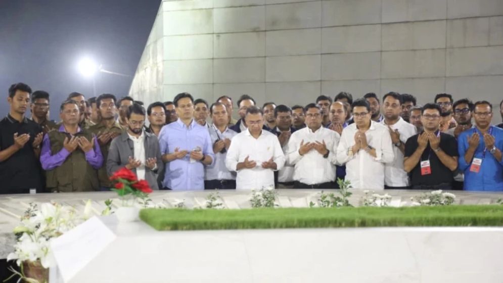 প্রচারণা শেষে বাবা-মায়ের কবর জিয়ারত করে ঘরে ফিরলেন তারেক রহমান