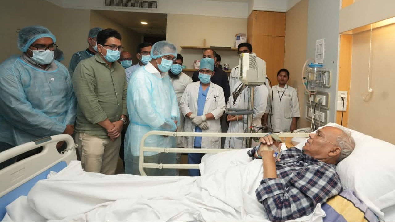 অসুস্থ রিজভীকে দেখতে হাসপাতালে তারেক রহমান