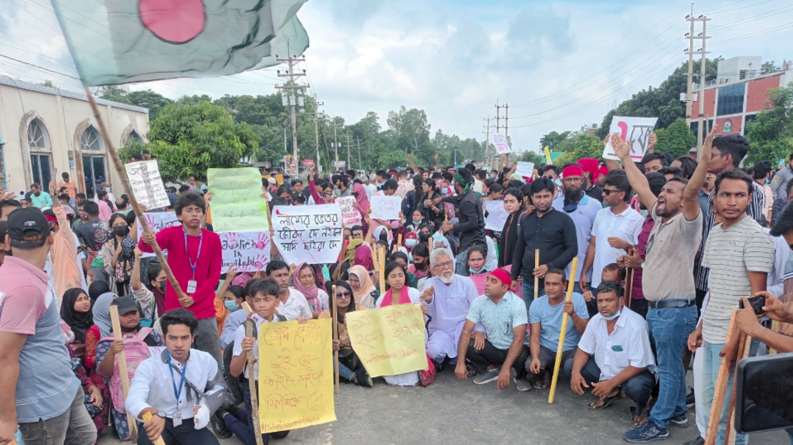 মানিকগঞ্জে শিক্ষার্থীদের ঢাকা-আরিচা মহাসড়ক অবরোধ 