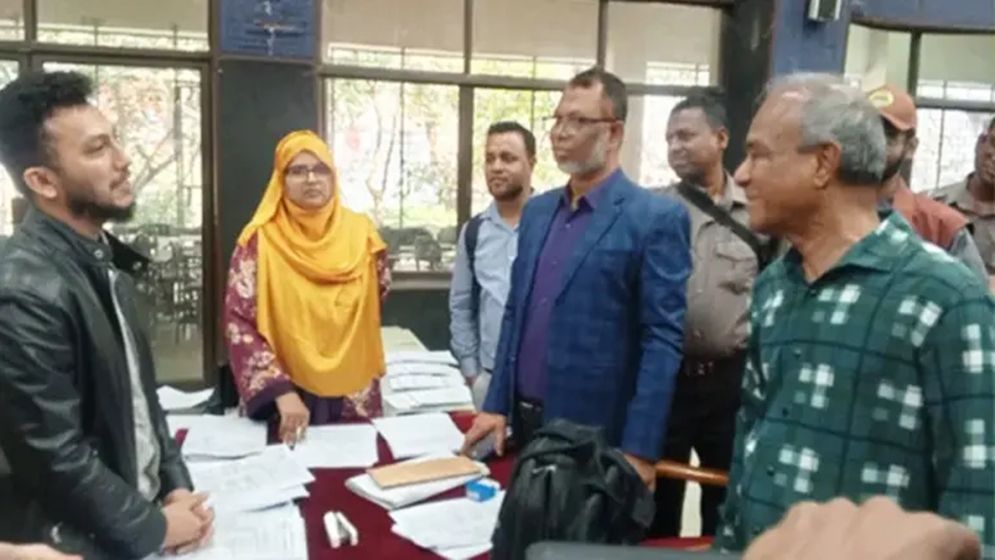 ভোট দিলেন স্বরাষ্ট্র উপদেষ্টা জাহাঙ্গীর আলম চৌধুরী