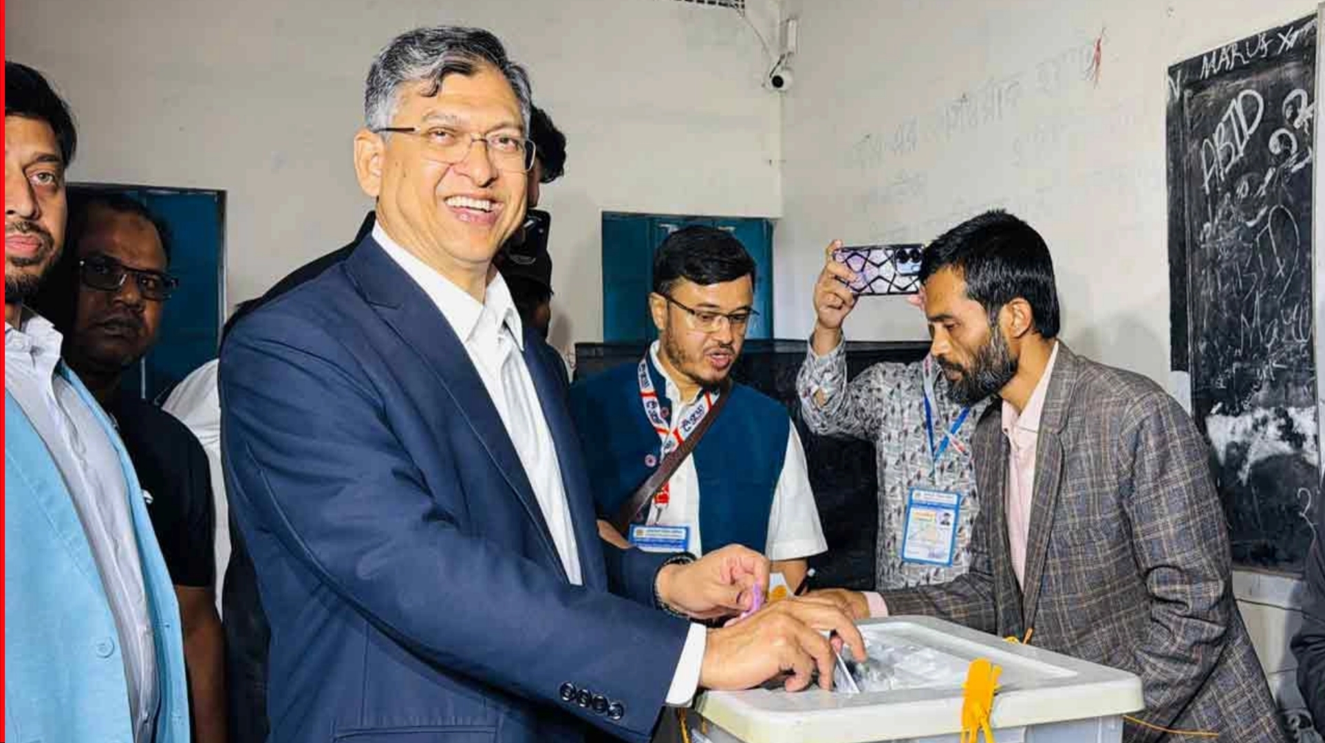 ভোট দিলেন সালাহউদ্দিন আহমদ