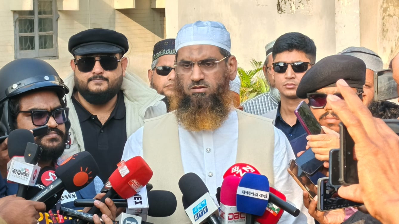 কেন্দ্রের বাইরে ভোটারদের ভয়ভীতি দেখানোর অভিযোগ মামুনুল হকের