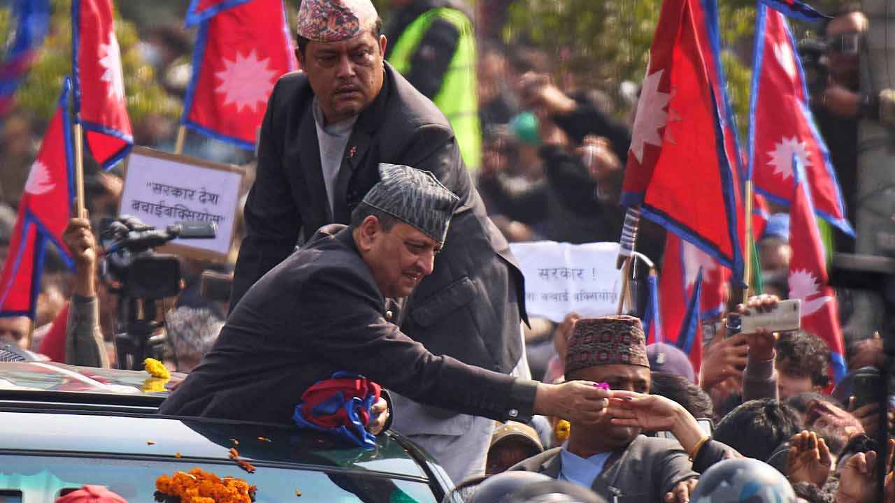 ভোটের আগে নেপালে ফিরলেন ক্ষমতাচ্যুত রাজা জ্ঞানেন্দ্র