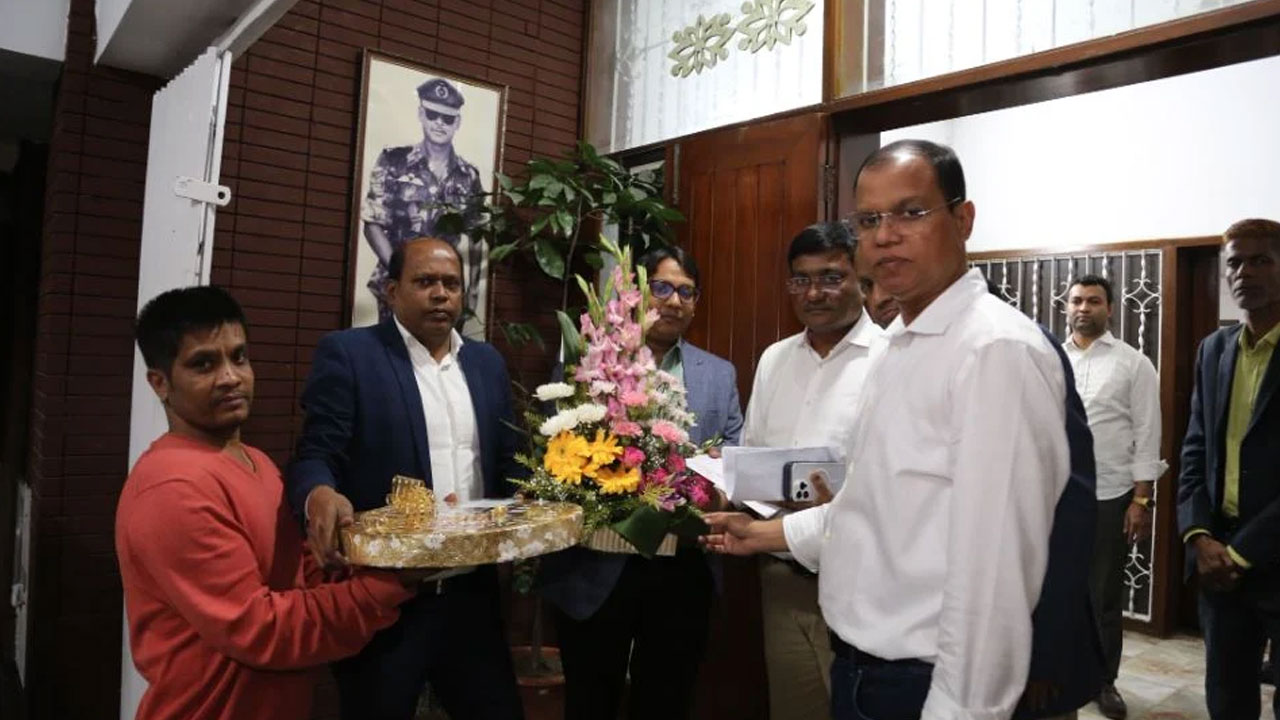 তারেক রহমানকে ফুলেল শুভেচ্ছা ও মিষ্টি পাঠিয়েছেন মমতা বন্দ্যোপাধ্যায়