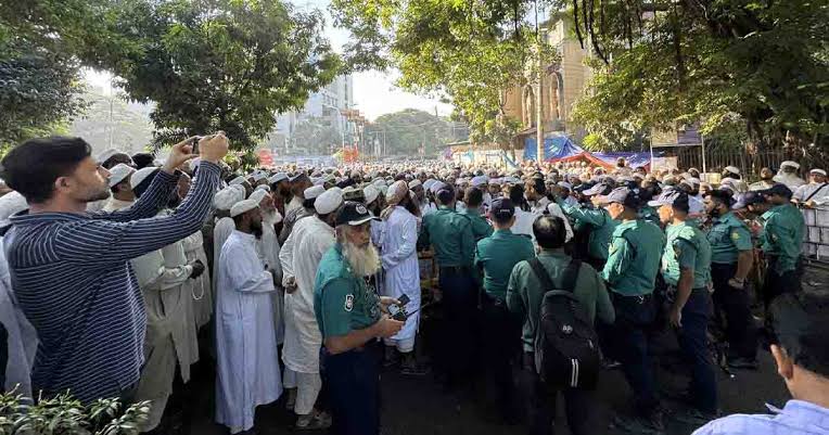 কাকরাইল মোড়ে তাবলিগের সাদপন্থীদের অবস্থান