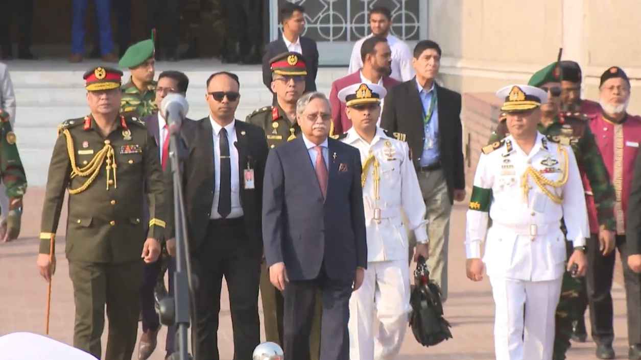 শপথ পড়াতে সংসদের দক্ষিণ প্লাজায় রাষ্ট্রপতি