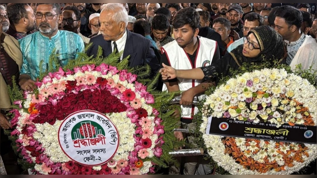 ফেনীতে ভাষা শহীদদের প্রতি শ্রদ্ধা জানালেন সাংসদসহ সকল শ্রেণির পেশার মানুষ 