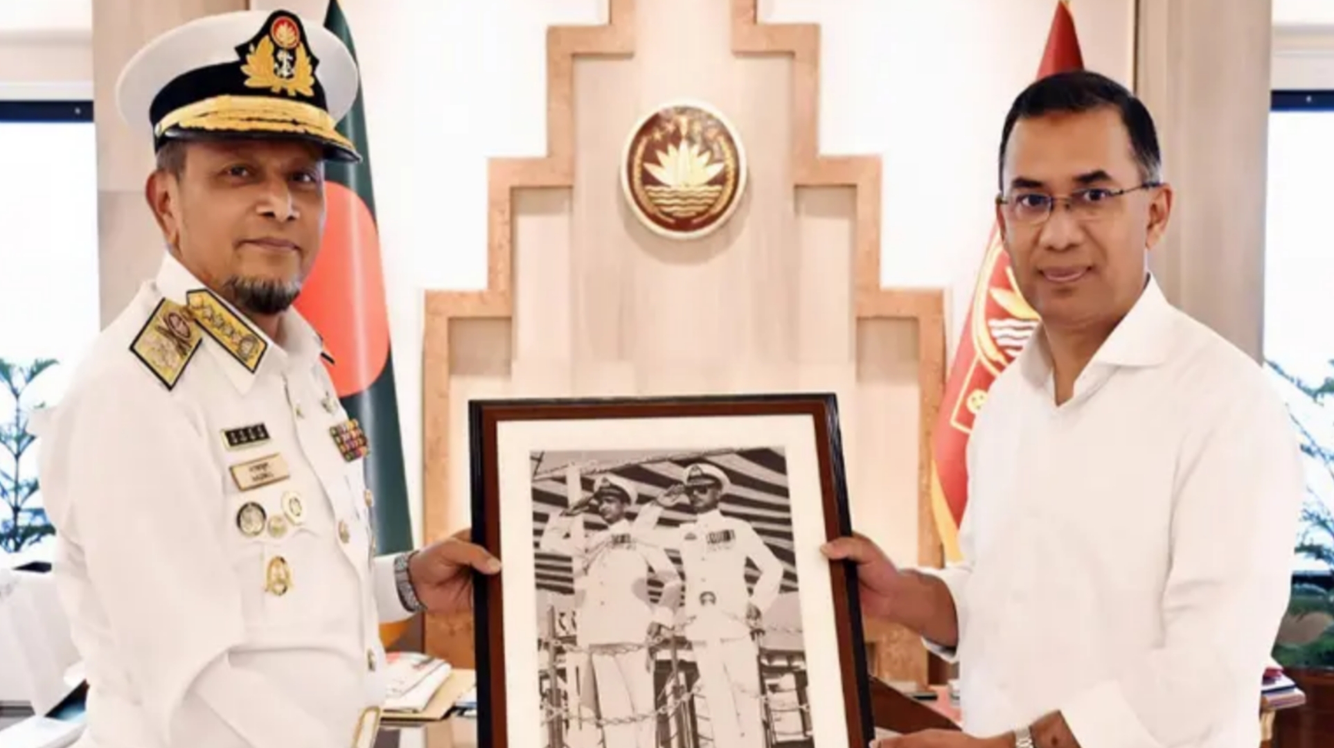 প্রধানমন্ত্রীর সঙ্গে নৌবাহিনী প্রধানের সৌজন্য সাক্ষাৎ