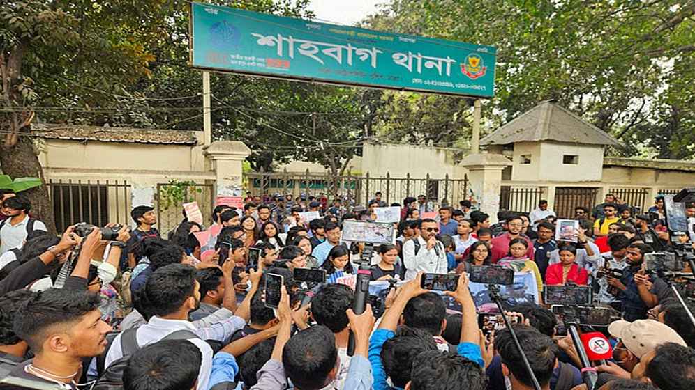 পুলিশি হামলায় ডিসি মাসুদের বিরুদ্ধে ব্যবস্থা নিতে শাহবাগ থানা ঘেরাও