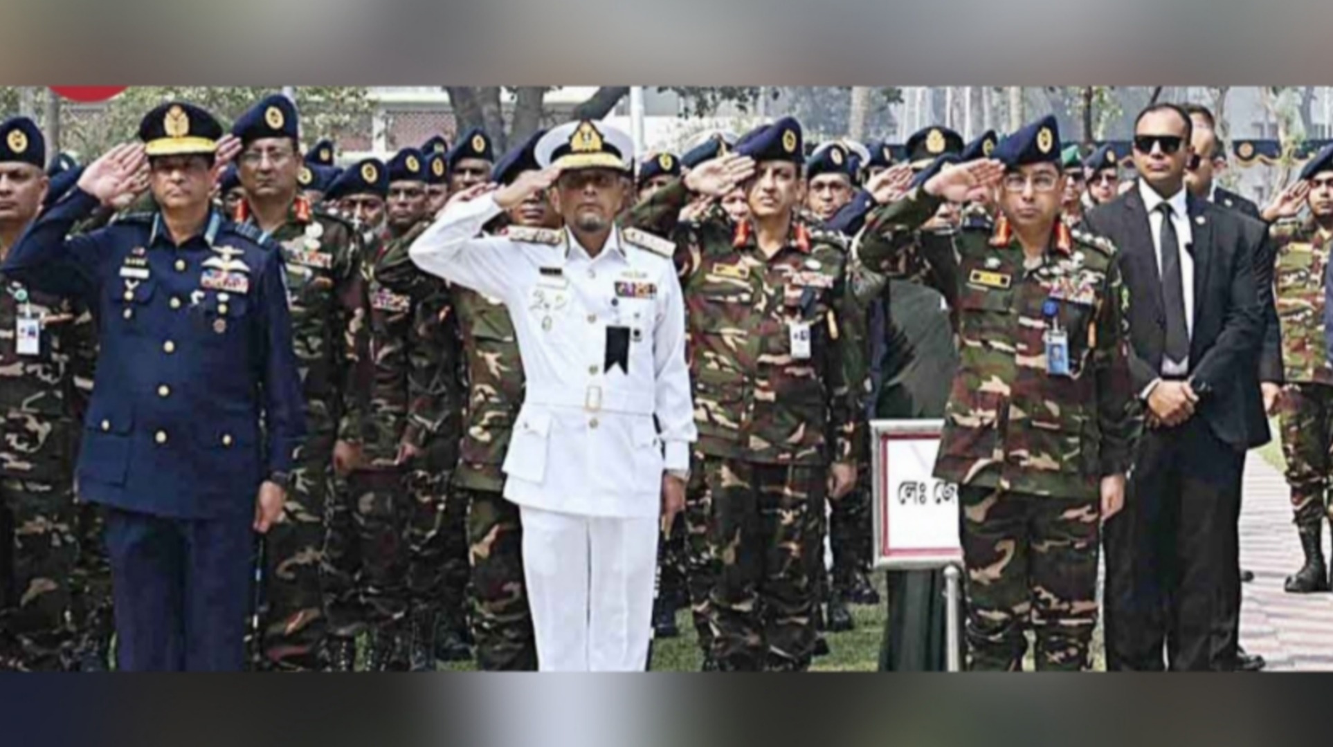জাতীয় শহীদ সেনা দিবসে সামরিক কবরস্থানে তিন বাহিনী প্রধানের শ্রদ্ধা