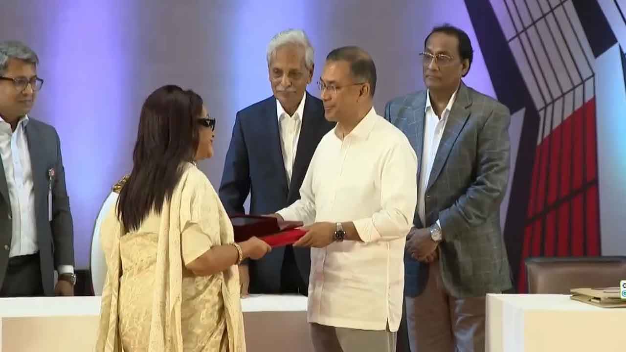 একুশে পদক পেলেন ৯ বিশিষ্ট ব্যক্তি ও ব্যান্ড ওয়ারফেজ