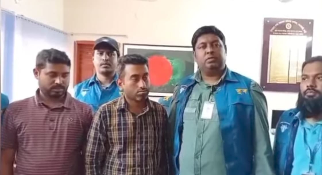 সোনাগাজীতে দুদকের হাতে ঘুসের টাকাসহ পিআইও এবং তার কার্যসহকারী গ্রেফতার