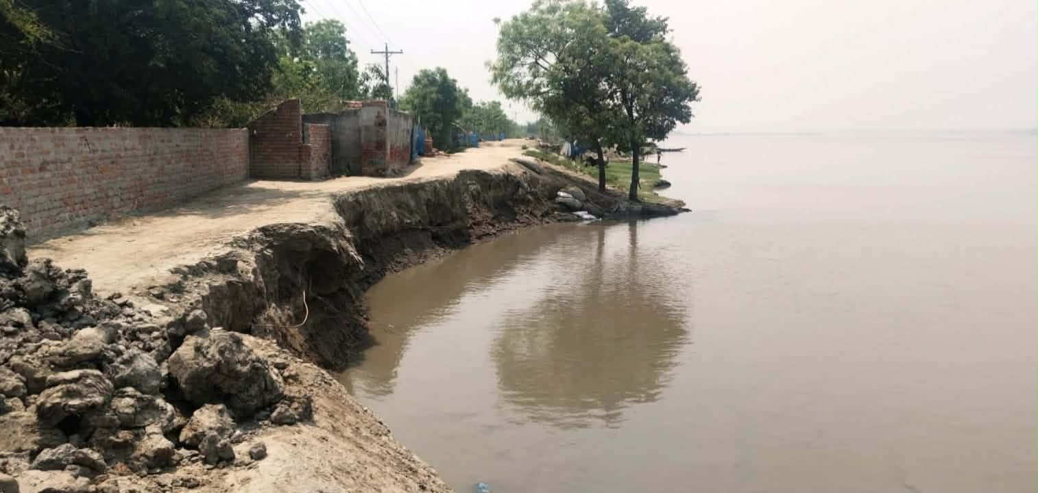 সাতক্ষীরা সীমান্ত নদী ইছামতীতে টেকসই বাঁধ না থাকায় গিলে খাচ্ছে বাংলাদেশের ভূখন্ড!