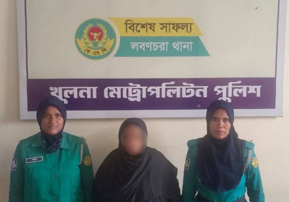 সাতক্ষীরার সুমি খুলনায় বিপুল পরিমাণ অস্ত্রসহ আটক