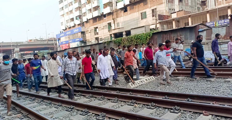 জুরাইন রেলগেট অবরোধ করে বিক্ষোভ করছেন ব্যাটারিচালিত রিকশা চালকরা।