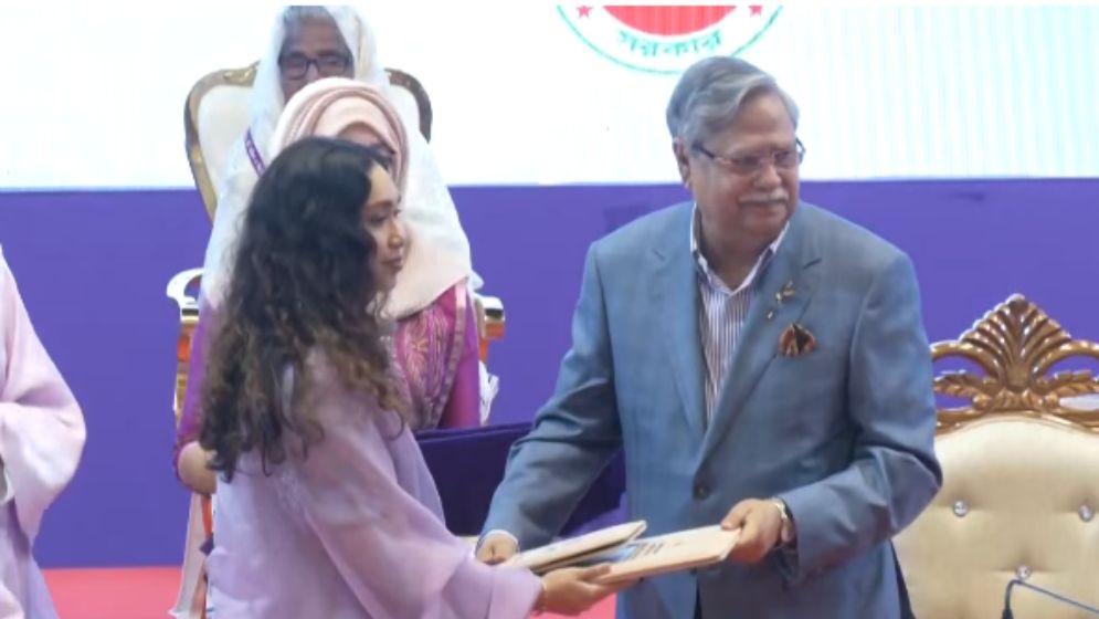 বেগম খালেদা জিয়ার মরণোত্তর পুরস্কার নিলেন নাতনি জাইমা রহমান