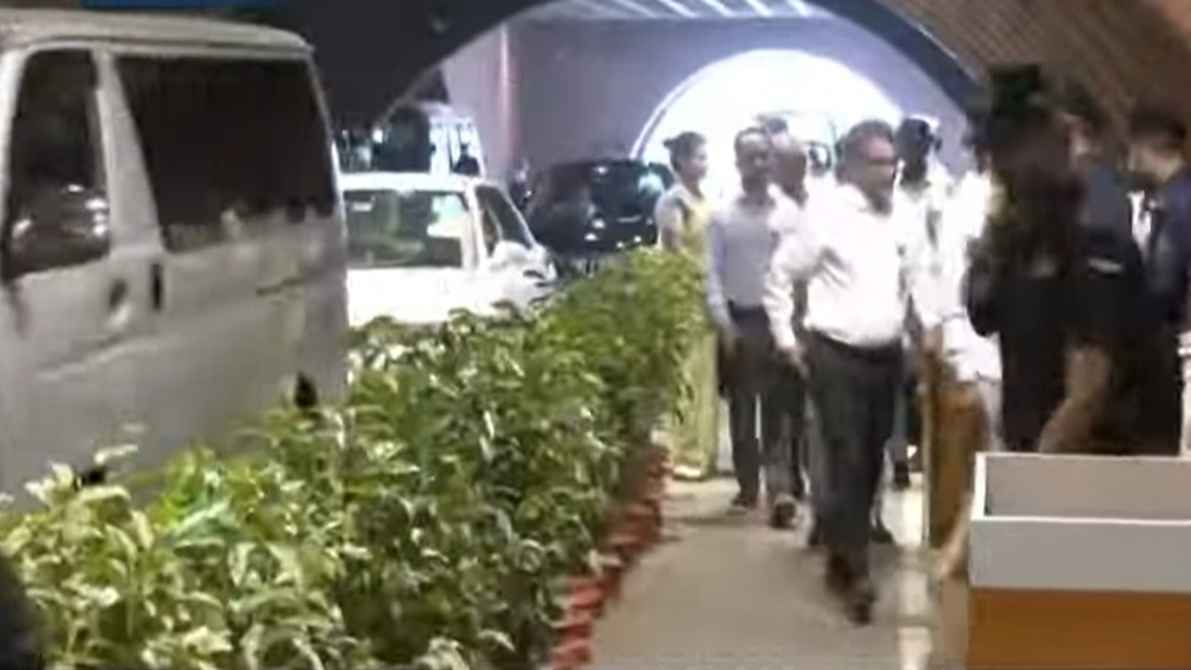 প্রথম অধিবেশনে যোগ দিতে সংসদে ঢুকছেন এমপিরা