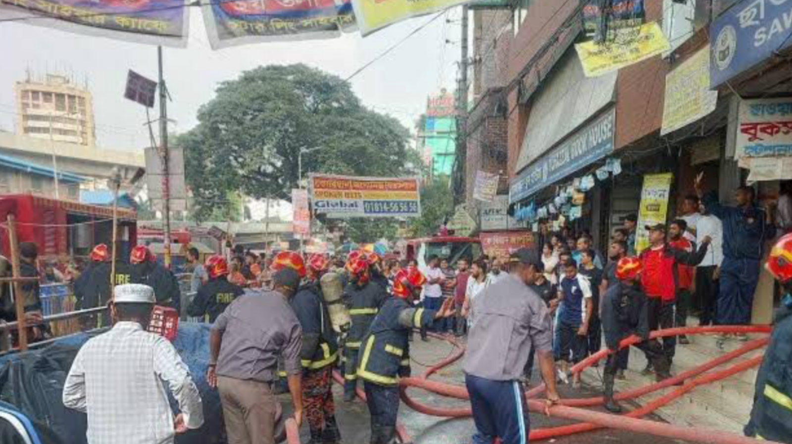 ফার্মগেট মানসী প্লাজায় আগুন, নিয়ন্ত্রণে ৫ ইউনিট