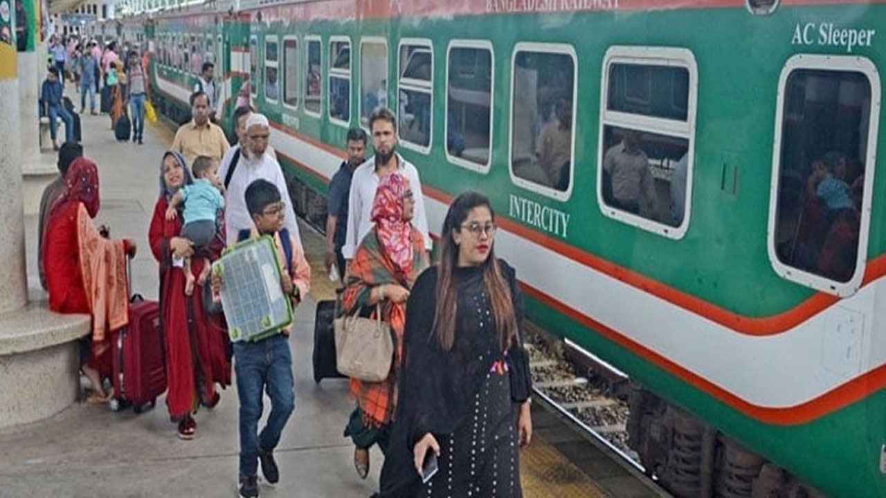 নাড়ির টানে ছুটছেন ঘরমুখী মানুষ!