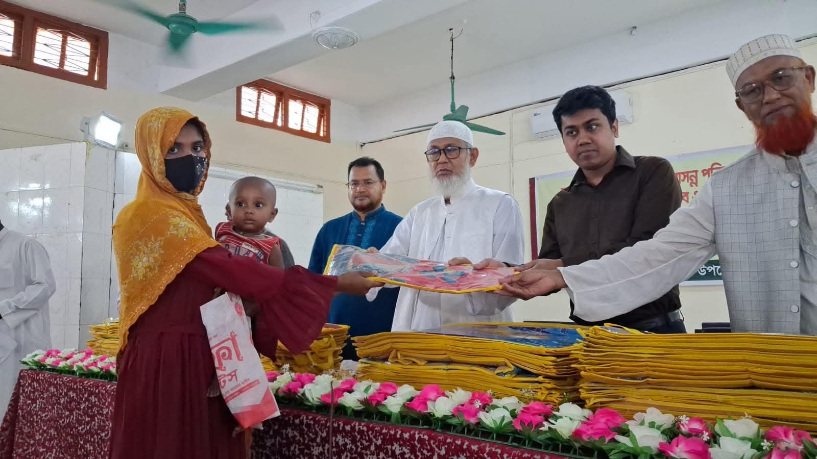 সাতক্ষীরায় পৌর ও সদরে অসহায় ও দু:স্থ জনসাধারণের মাঝে শাড়ি, নগদ অর্থ বিতরণ 