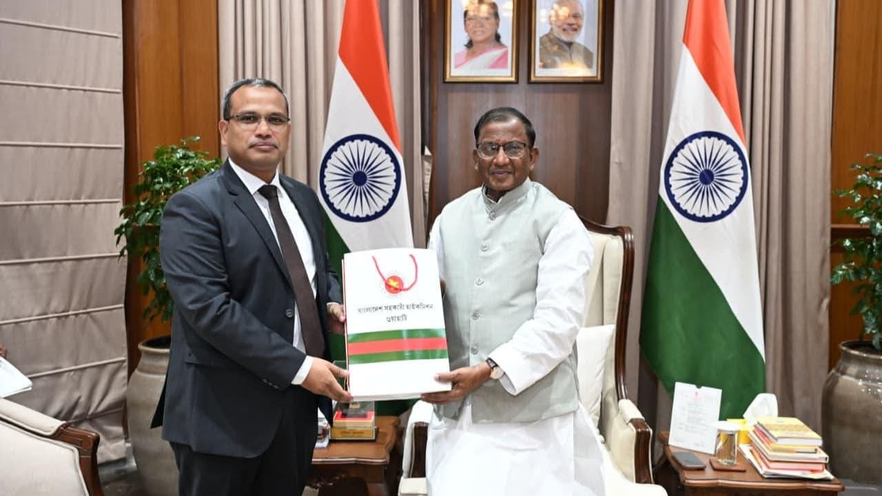 আসামের রাজ্যপালকে বাংলা‌দেশ সফরের আমন্ত্রণ