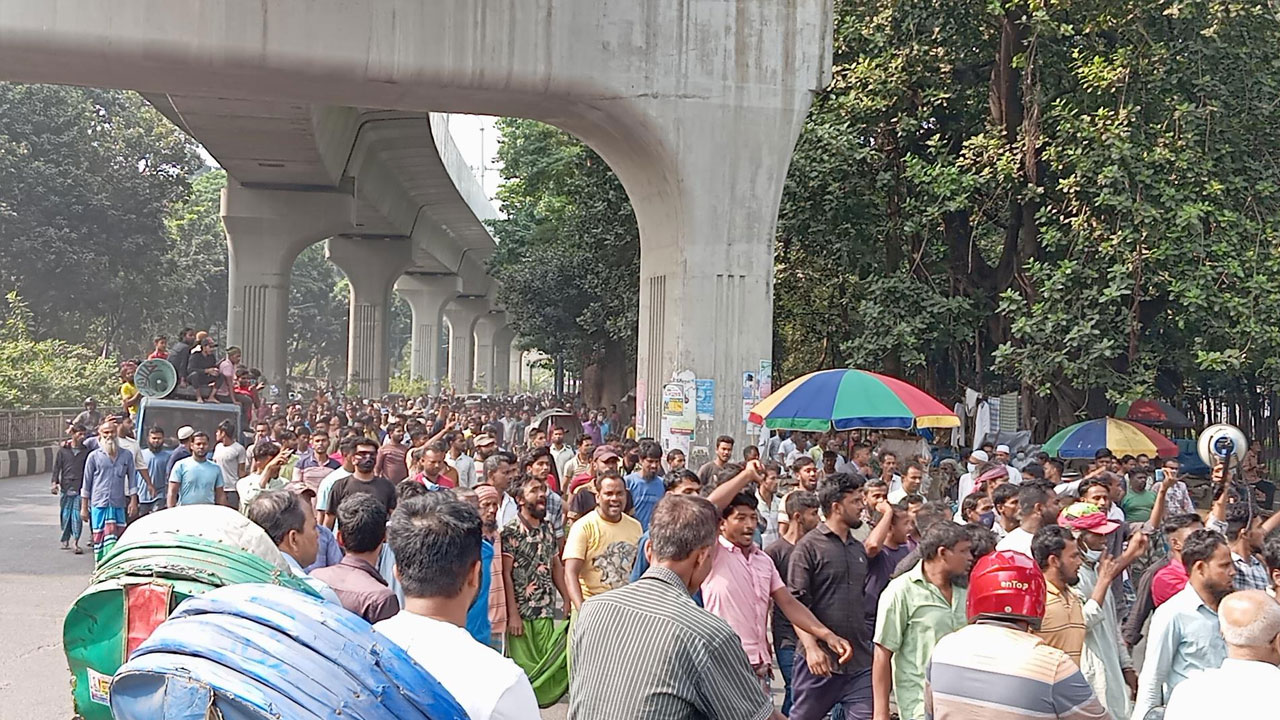 প্রেস ক্লাবে হাজারো ব্যাটারিচালিত রিকশাচালক, যান চলাচল বন্ধ