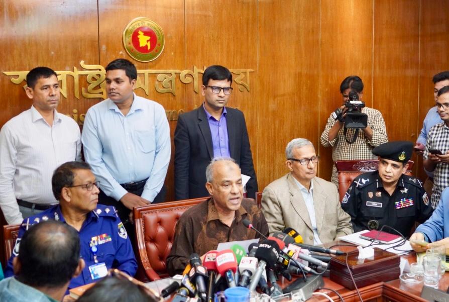 ট্রাফিক নিয়ন্ত্রণে আইনশৃঙ্খলা বাহিনীর অবসরপ্রাপ্তদের নিয়োগ করা হবে : স্বরাষ্ট্র উপদেষ্টা
