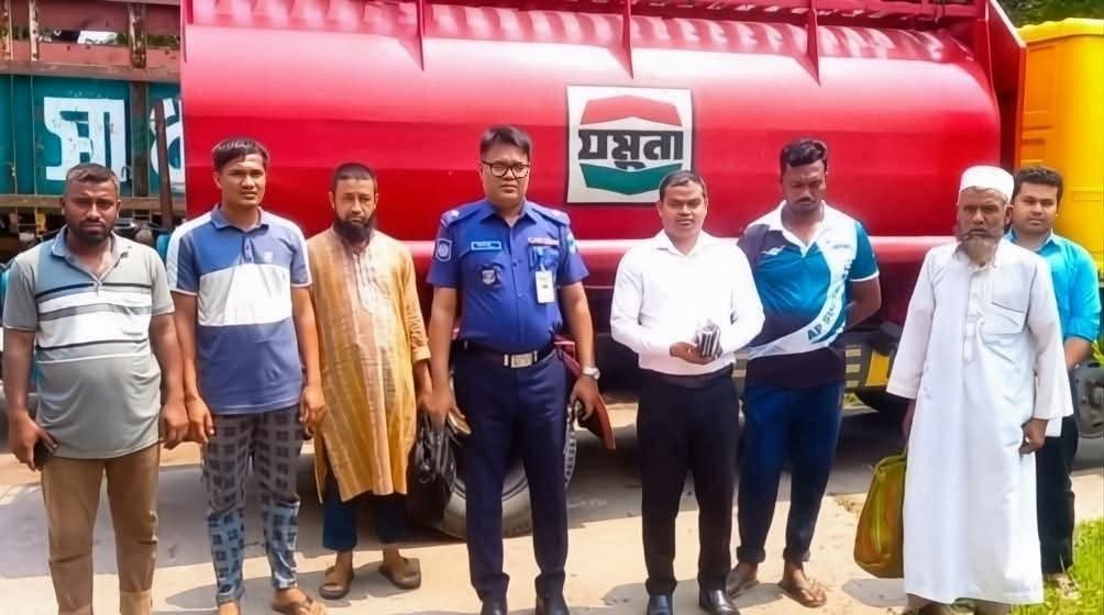 সাতক্ষীরায় ৭ হাজার লিটার পেট্রোলসহ তেলবাহী ট্রাক জব্দ, আটক ৪