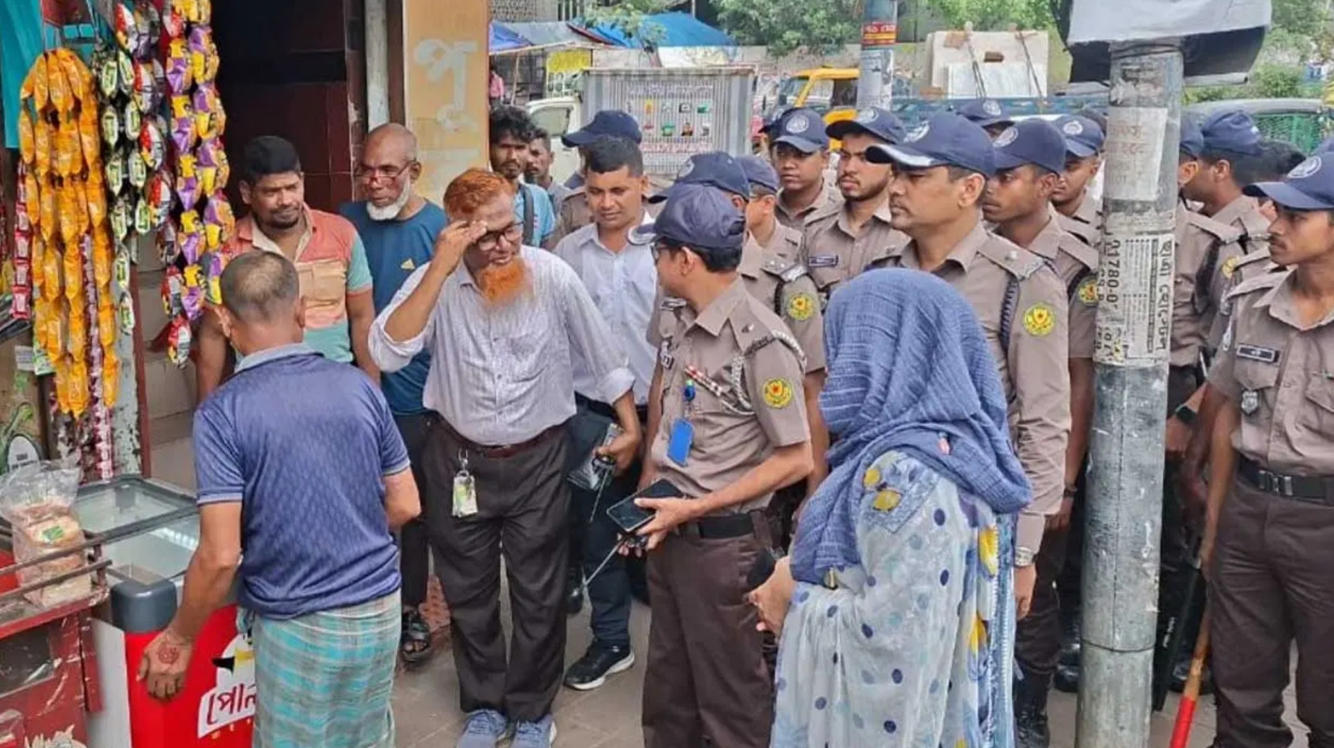 ফুটপাত দখল করে ব্যবসাপ্রতিষ্ঠান : বনানীতে ডিএমপির উচ্ছেদ অভিযান 