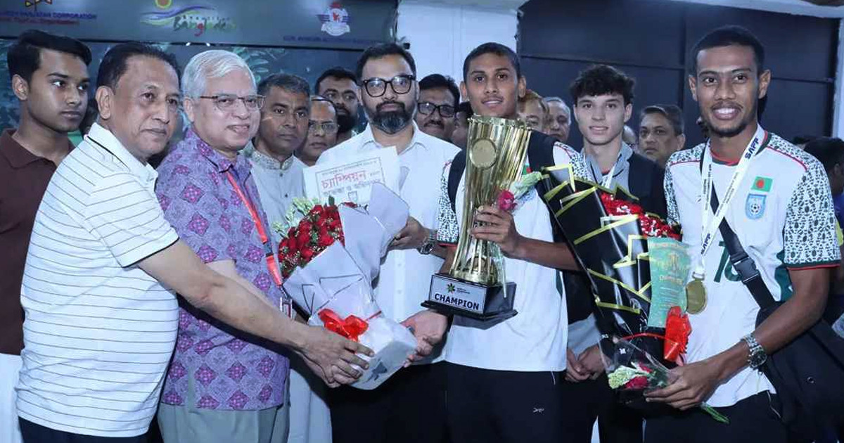 দেশে ফিরল সাফজয়ী ফুটবল দল