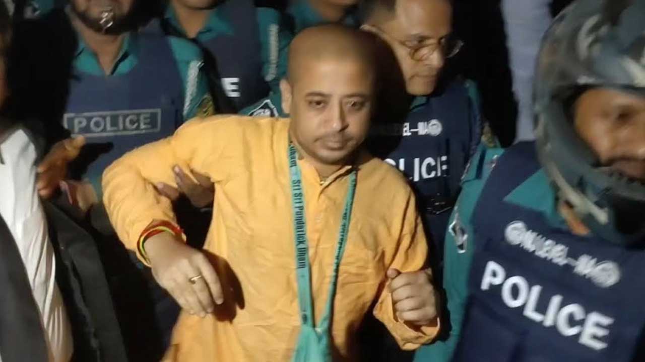 চিন্ময় কৃষ্ণকে চট্টগ্রাম মেট্রোপলিটন পুলিশের কাছে হস্তান্তর