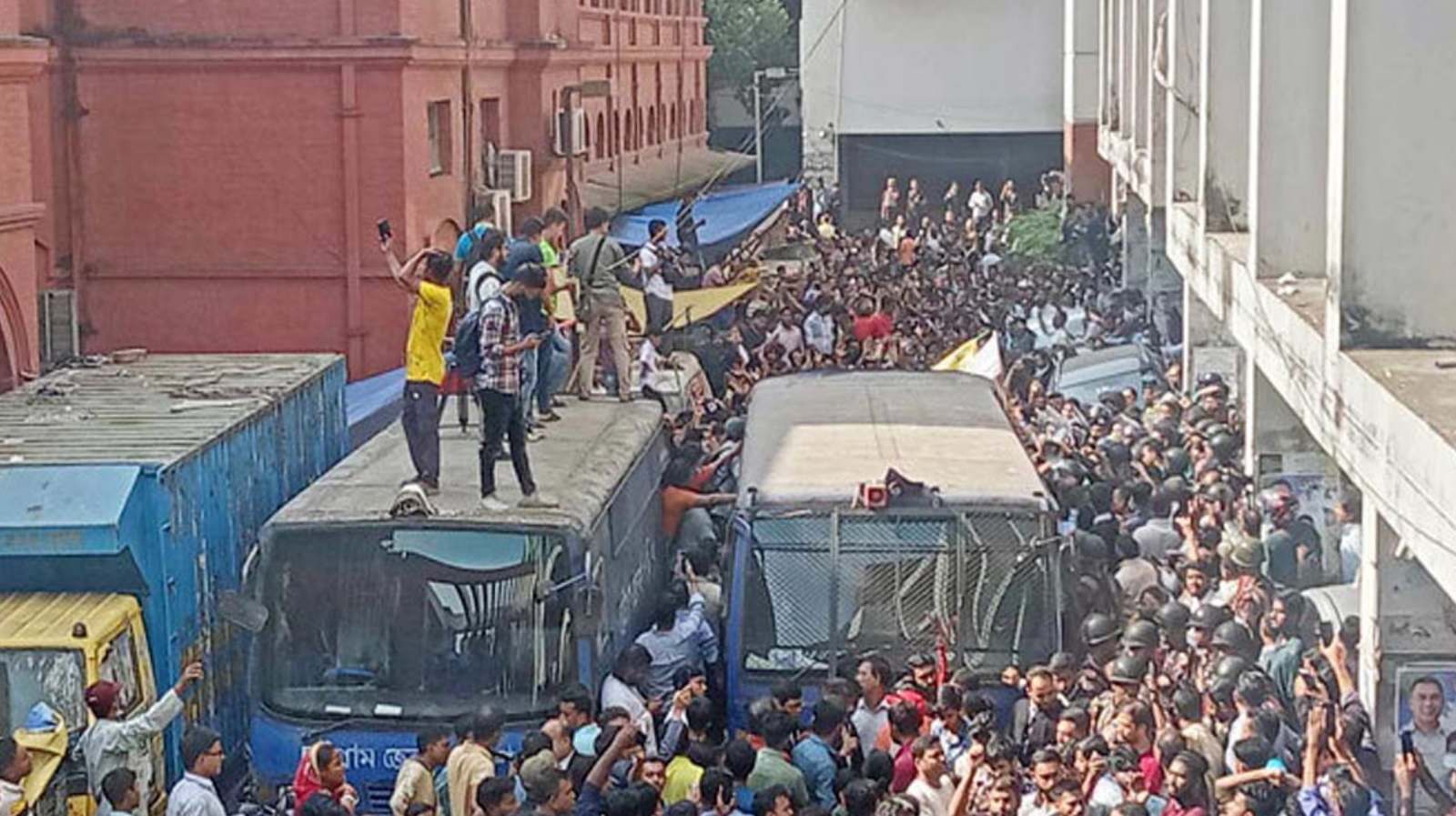 চট্টগ্রাম আদালতে বিক্ষোভ, আটকে দেওয়া হলো চিন্ময় কৃষ্ণকে বহন করা প্রিজনভ্যান