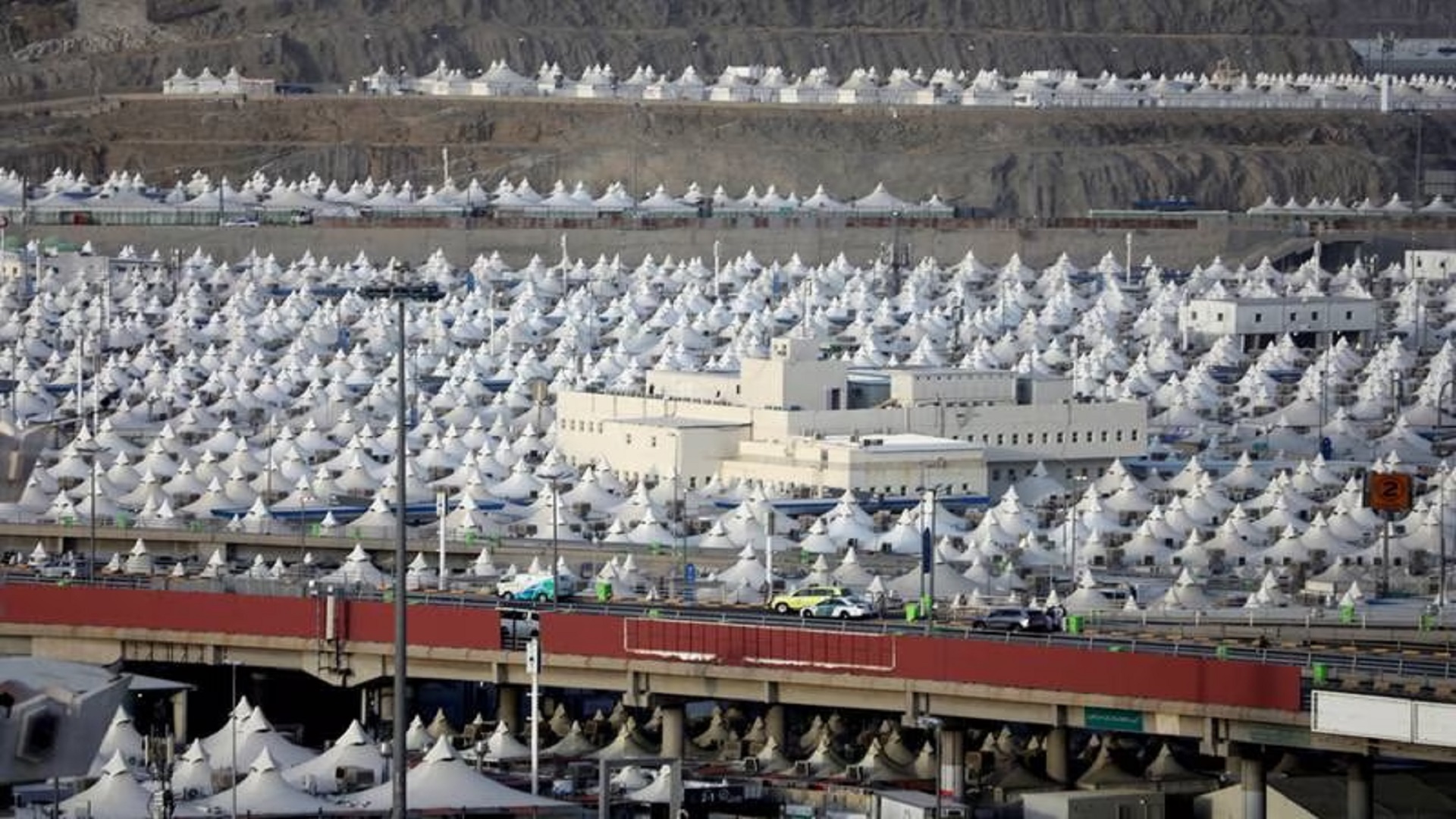 হাজিদের জন্য মিনায় তাঁবু তৈরি ও সংস্কার কাজ শুরু