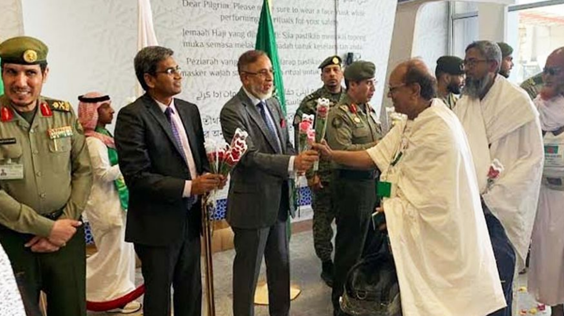 সৌদিতে পৌঁছেছে বাংলাদেশের প্রথম হজ ফ্লাইট 