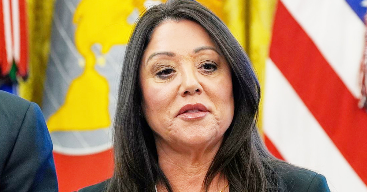 ট্রাম্প প্রশাসনের শ্রমমন্ত্রী লোরি শ্যাভেজ-ডিরেমারের পদত্যাগ