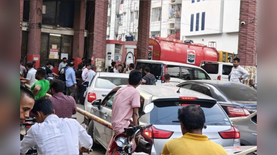 ফেনীতে পাম্পে তেল নেওয়াকে কেন্দ্র করে সংঘর্ষ, যুবককে পিটিয়ে জখম