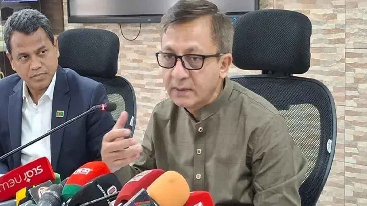 জ্বালানি সংকট ও বিনিয়োগ কমায় শিল্পখাত নিয়ে সতর্কবার্তা বাণিজ্যমন্ত্রীর