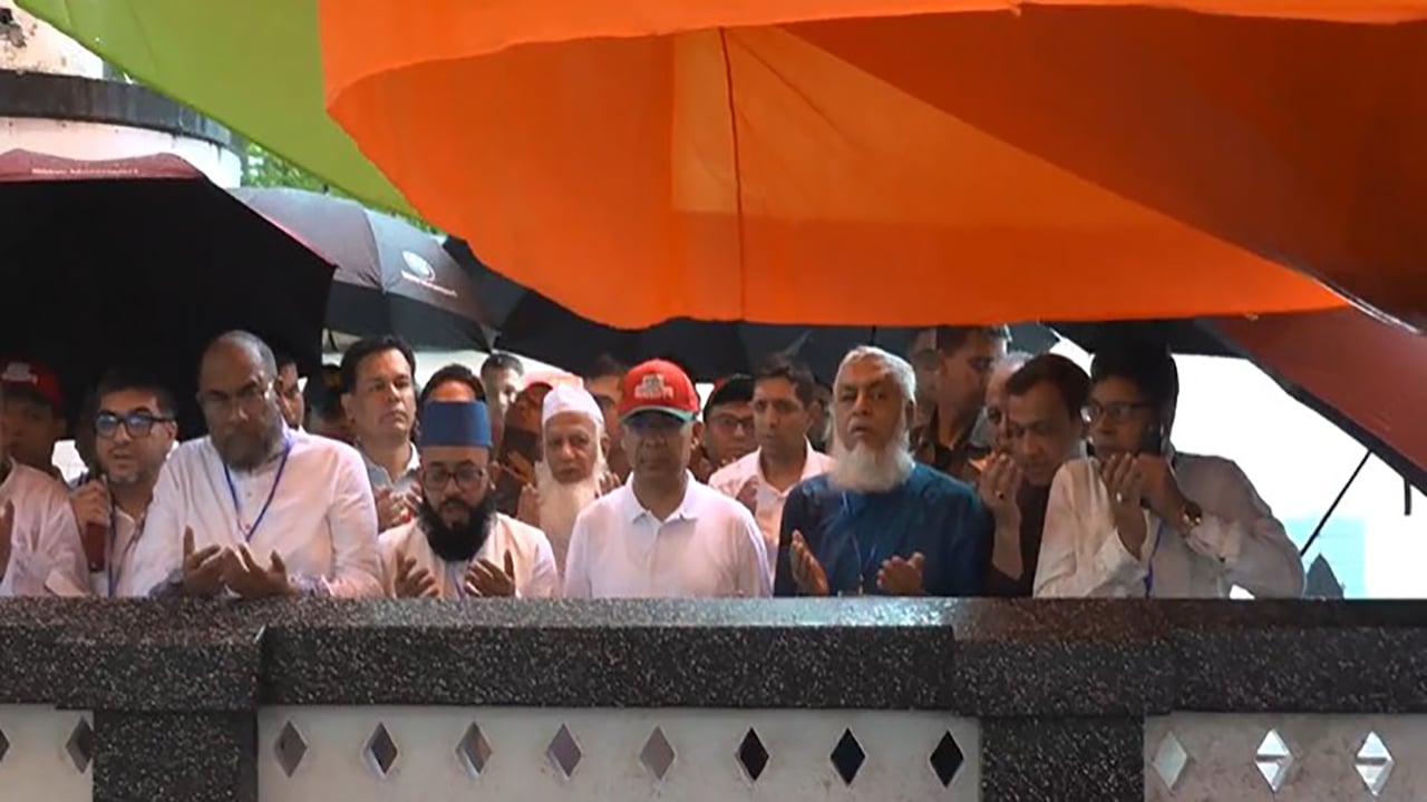 শাহজালাল (রহ.) মাজার জিয়ারত করলেন প্রধানমন্ত্রী