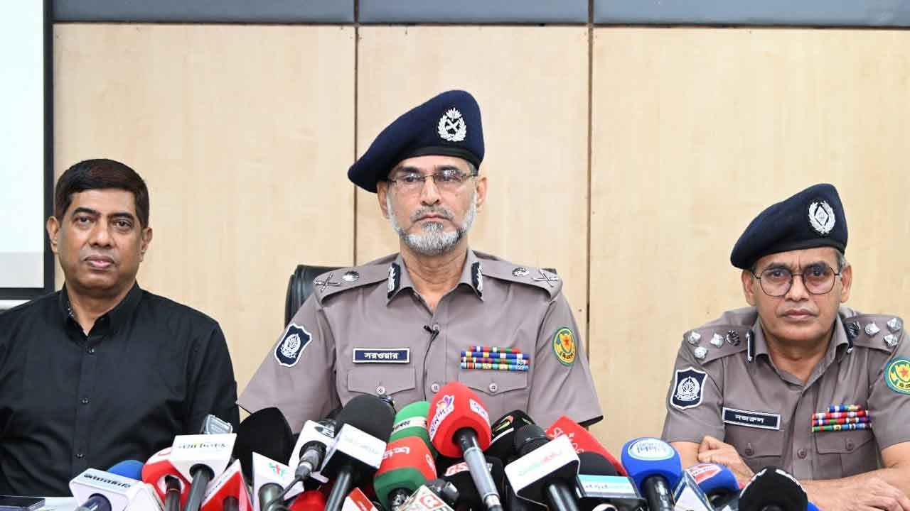 ‘চাঁদাবাজদের ছাড়াতে তদবির করতে এলে আইনগত ব্যবস্থা নেওয়া হবে  : ডিএমপি কমিশনার