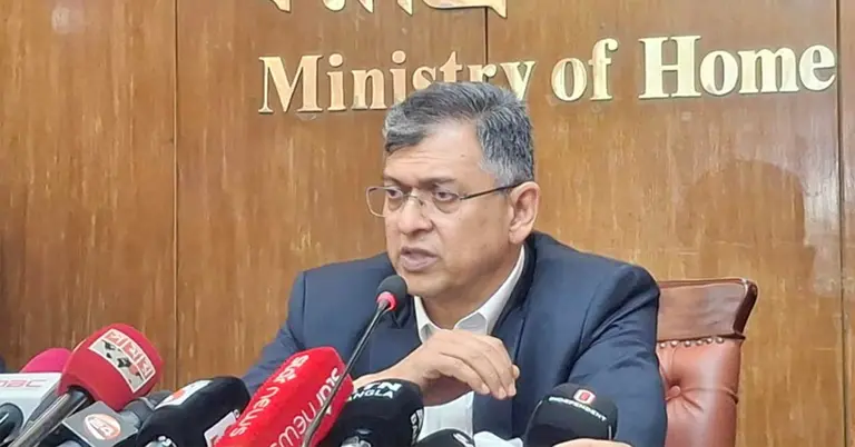 পুলিশের নতুন পোশাক মানানসই নয়, শার্ট আগের মতই প্যান্ট থাকবে খাকি: স্বরাষ্ট্রমন্ত্রী