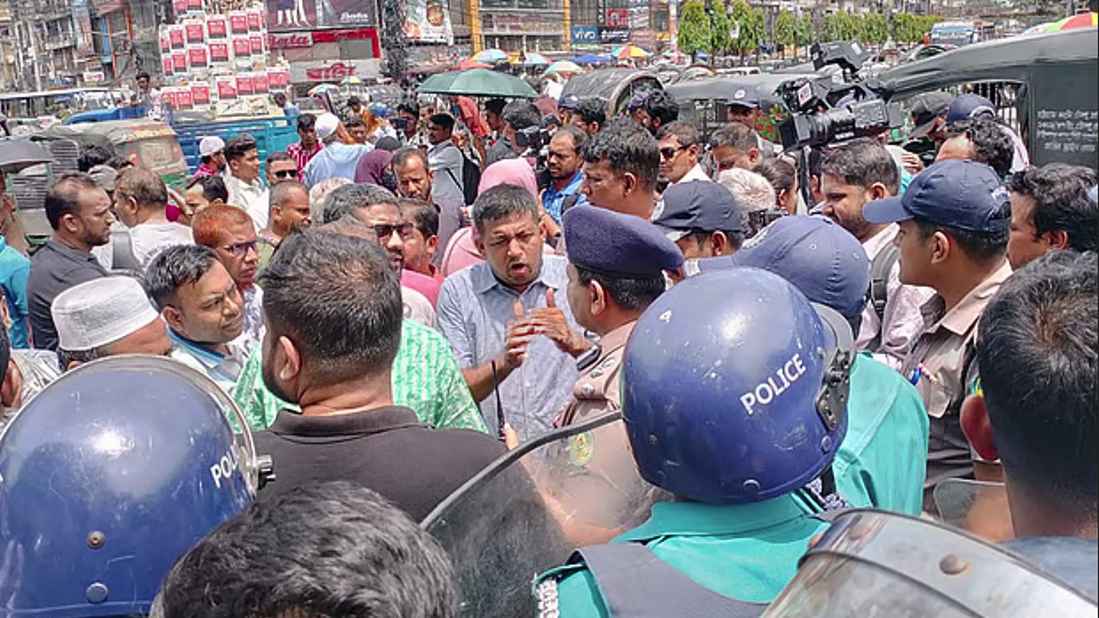 চট্টগ্রামে পাঁচ ব্যাংকের আমানতকারীদের বিক্ষোভ
