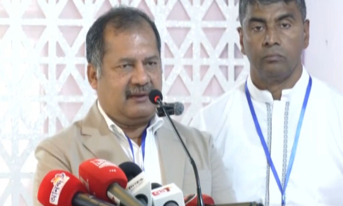 “দাড়ি-টুপি পরলেই সন্দেহ”—অতীত বাস্তবতা তুলে ধরলেন তথ্যমন্ত্রী