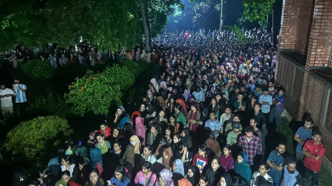 শিক্ষার্থীকে ধর্ষণচেষ্টার প্রতিবাদে উত্তাল জাহাঙ্গীরনগর বিশ্ববিদ্যালয়