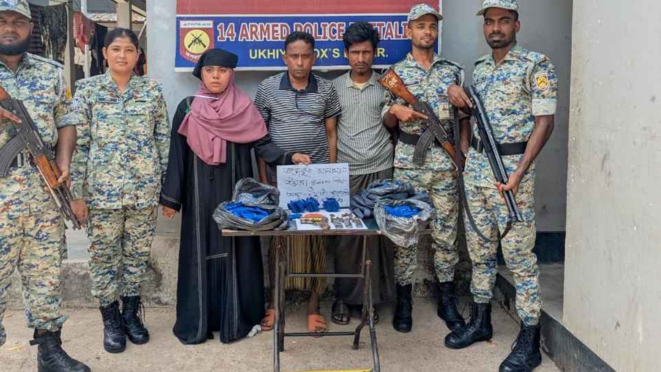 রোহিঙ্গা ক্যাম্পে ৪৩ হাজার ইয়াবা, বিদেশি পিস্তলসহ আটক ৩
