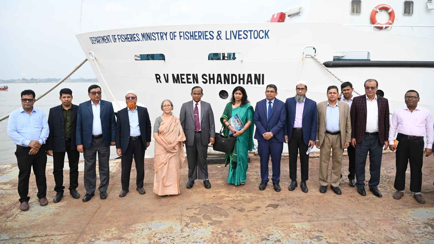 আর ভি মিন সন্ধানী জাহাজ পরিদর্শন করেছেন মৎস্য ও প্রাণিসম্পদ উপদেষ্টা