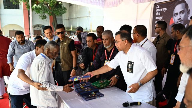 দুস্থদের মধ্যে বস্ত্র বিতরণ করলেন প্রধানমন্ত্রী