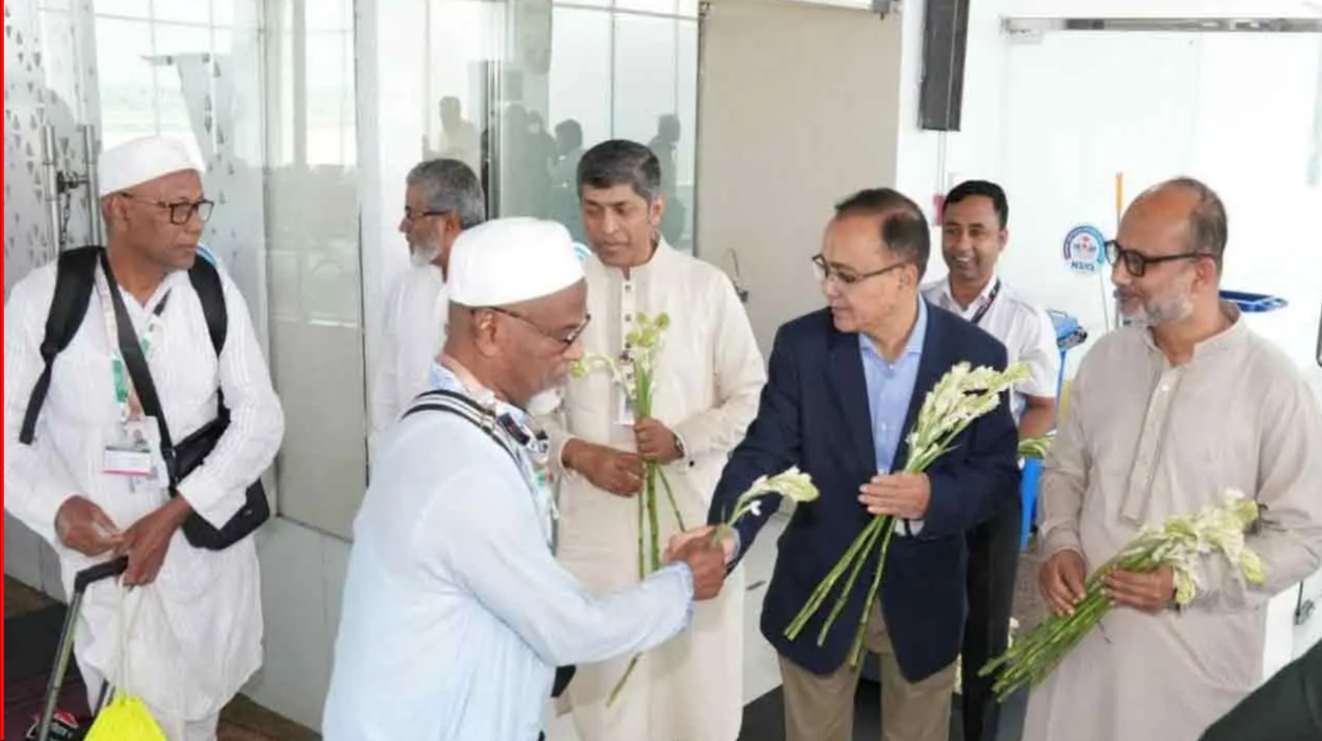দেশে ফিরল বিমানের প্রথম হজ ফ্লাইট, হাজিদের ফুলেল শুভেচ্ছা