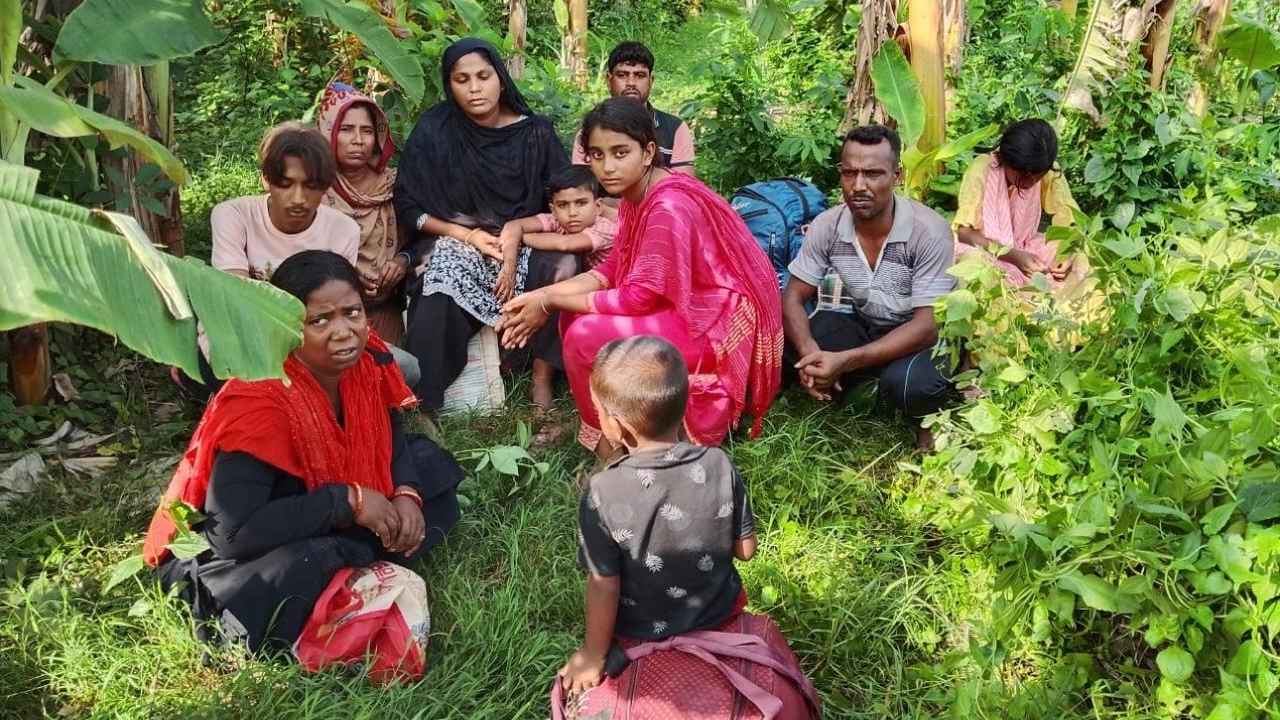 ভারত থেকে অবৈধভাবে ফেরার পথে চুয়াডাঙ্গা সীমান্তে আটক ১০